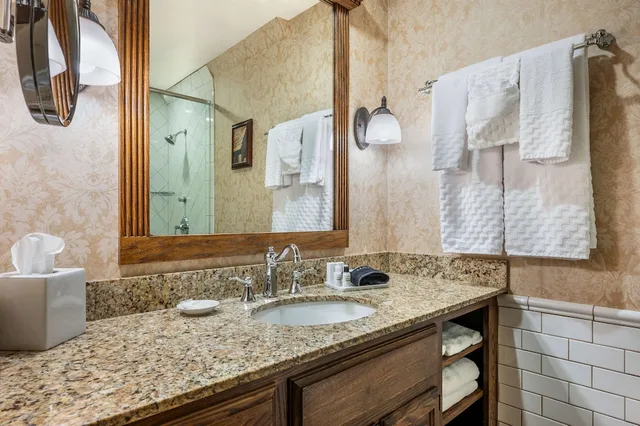 غرفة قياسية بسرير كينج، Best Western Premier Mariemont Inn 6/8