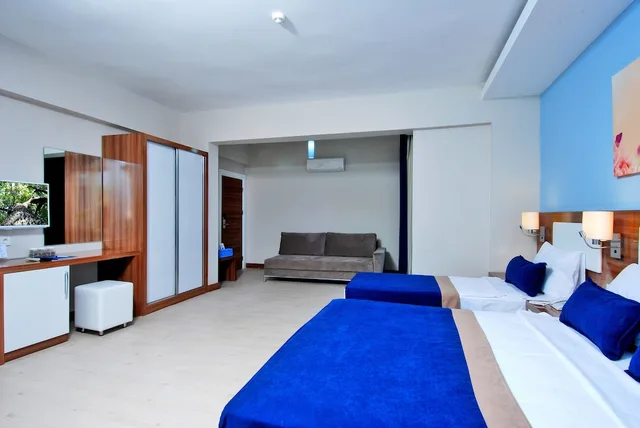 غرفة كبيرة بسرير مزدوج وسرير فردي مع أريكة، Kleopatra Ramira Hotel 2/4