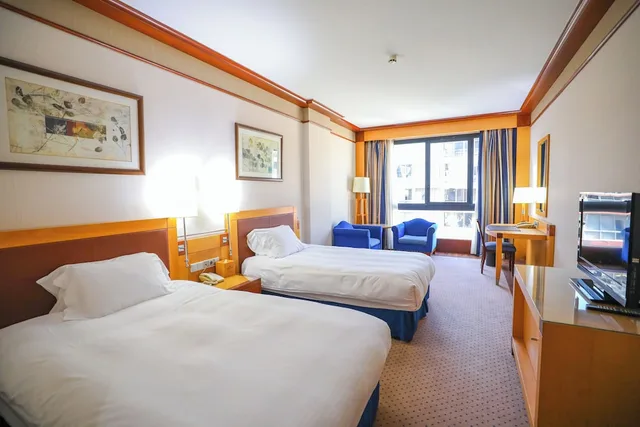 غرفة قياسية بسريرين منفصلين بإطلالة على المدينة، Crowne Plaza Hotel Beirut 1/8