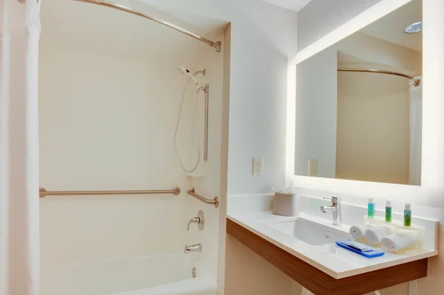 جناح عائلي بسرير كينج بغرفة نوم واحدة لذوي الإعاقة، Holiday Inn Express And Suites Orlando International Airport 5/6