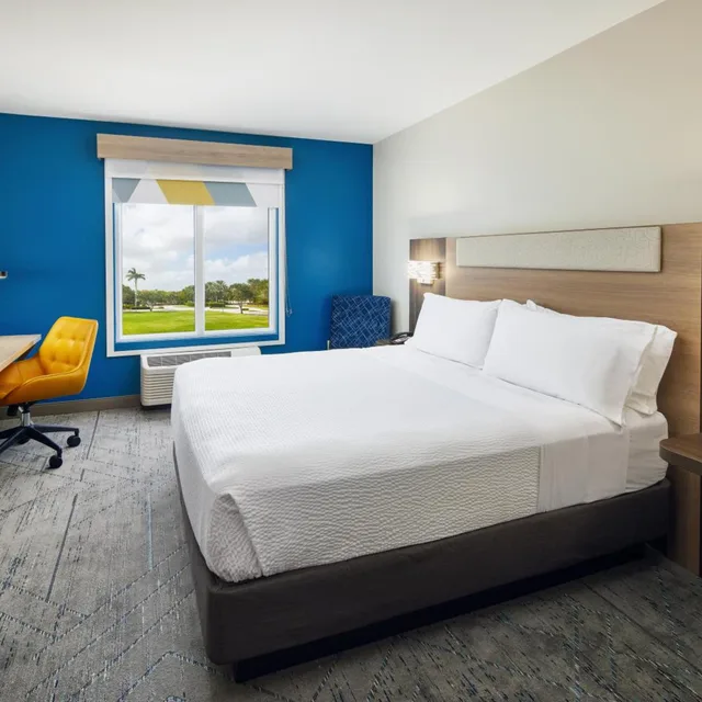 جناح بسرير كينج مع أريكة بحوض استحمام لذوي الإعاقة، Holiday Inn Express and Suites Port St. Lucie West 1/4