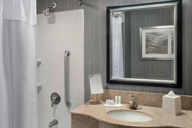 غرفة بسرير كينج مع أريكة بحوض استحمام لذوي الإعاقة، Courtyard by Marriott Paramus 3/7