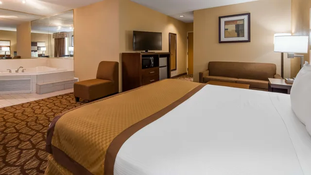 جناح بسرير كينج مع أريكة بحوض جاكوزي بحوض استحمام، Best Western Joliet Inn & Suites 2/10