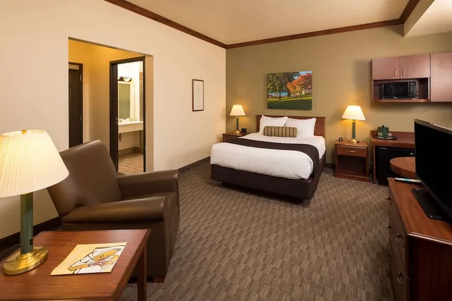 غرفة قياسية بسرير كوين، Kress Inn Ascend Hotel Collection 4/8