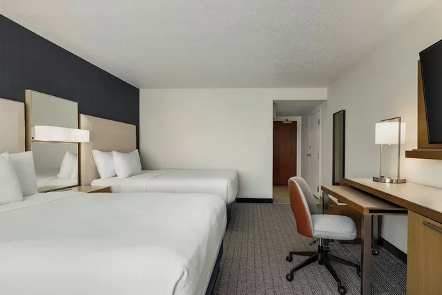 غرفة بسريرين كوين لذوي الإعاقة، Courtyard by Marriott Richmond Chester 2/6