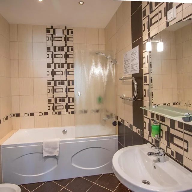 جناح جونيور، Best Hotel 4/6