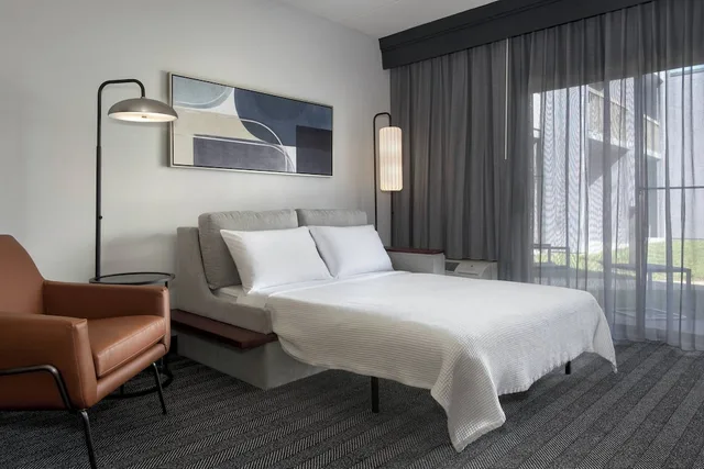 غرفة بسرير كينج مع أريكة لذوي الإعاقة، Courtyard By Marriott Poughkeepsie 2/6