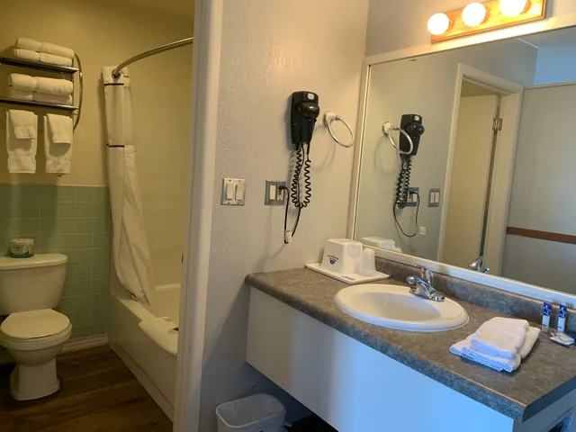 Room, 1 Single and 2 Queen Beds، Americas Best Value Inn-Wall 7/8