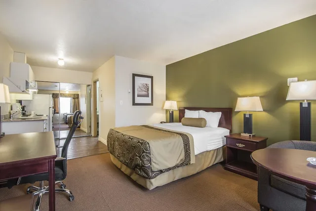 Efficiency, Queen Bed، Econo Lodge Inn & Suites High Level, AB 5/10