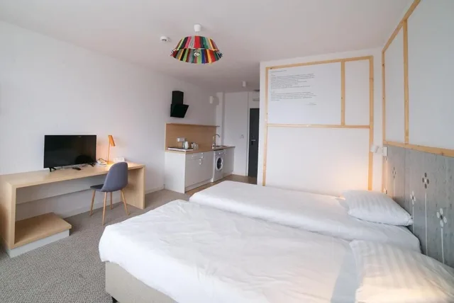 غرفة بسريرين منفصلين بمطبخ صغير، Arche Hotel Poloneza 1/3