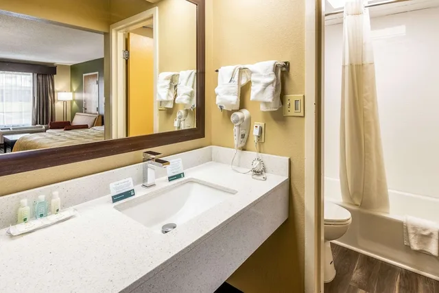 غرفة قياسية بسرير كينج للمدخنين، Quality Inn Perry - National Fairgrounds Area 9/10