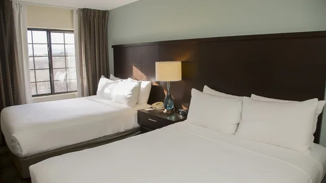 جناح بسريرين كوين بغرفتي نوم بمطبخ، Staybridge Suites Co Springs Air Force Academy 3/10