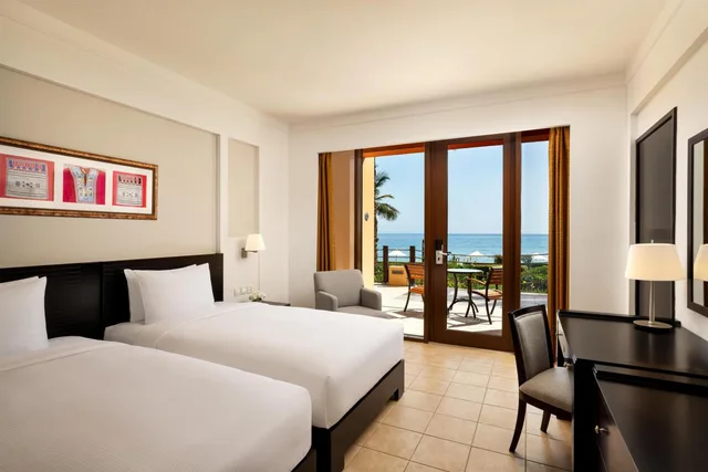 غرفة بسريرين منفصلين بإطلالة على البحر بشرفة، Shangri-La Barr Al Jissah Resort and Spa - Al Waha 2/7