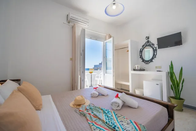 غرفة سوبيريور بسرير مزدوج بإطلالة على البحر بشرفة، Join Us Low Cost Rooms 2/3