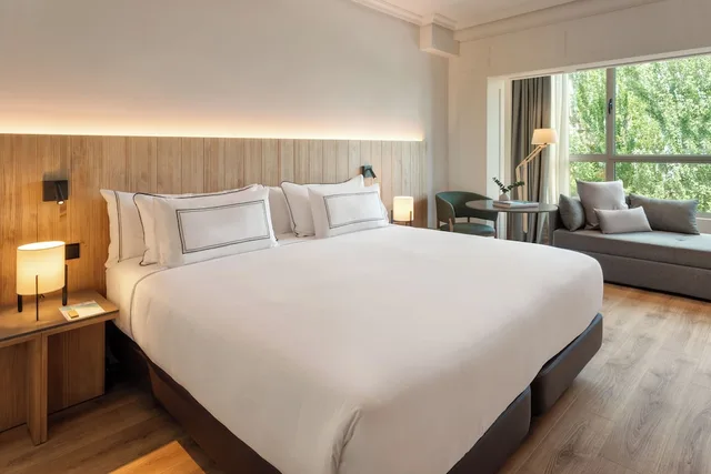 غرفة متصلة سوبيريور بسريرين منفصلين مع أريكة، Melia Madrid Barajas 2/10