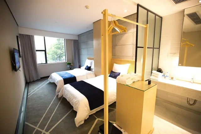 غرفة تنفيذية بسرير مزدوج وسرير فردي وسريرين، Arrivee Hotel 1/1