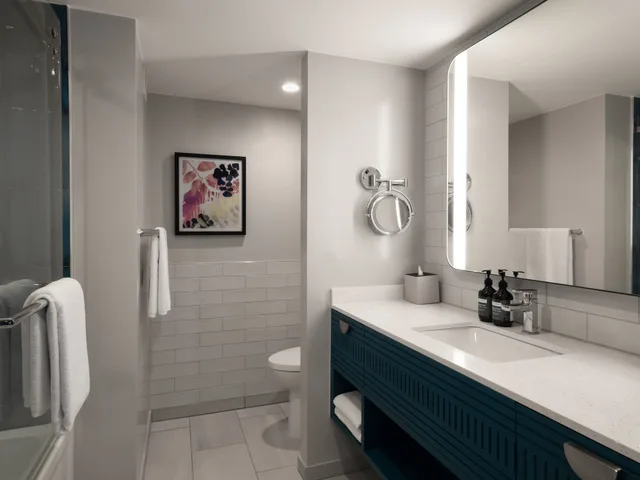 غرفة بريميوم بسرير كينج وسريرين مزدوجين، Crowne Plaza Resort Guam 8/10