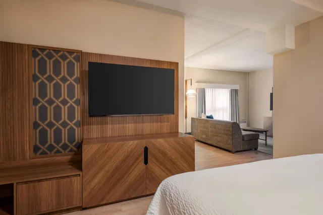 جناح بسرير كينج مع أريكة، HOLIDAY INN HOTEL AND SUITES VANCOUVER DOWNTOWN 2/5