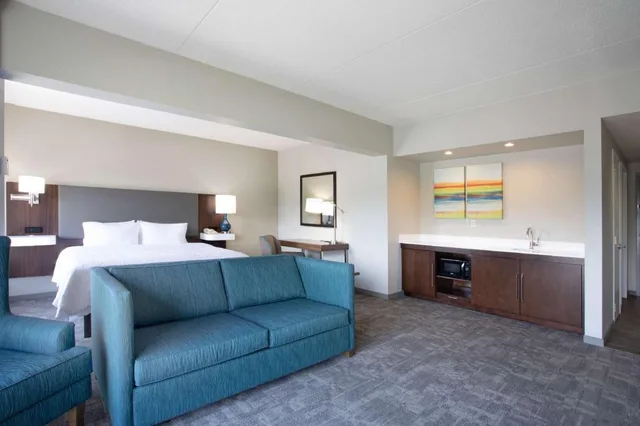 غرفة بسرير كينج مع أريكة بمنطقة جلوس، HAMPTON INN BEDFORD 2/6