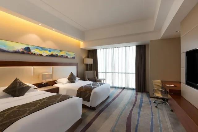 غرفة قياسية بسريرين مزدوجين بإطلالة على المدينة مع دخول صالة النادي، CROWNE PLAZA WUXI TAIHU 1/3