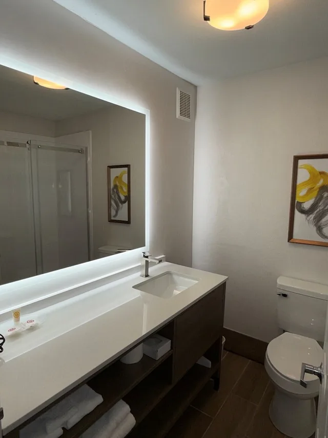 جناح، Comfort Suites Lincoln North 8/8