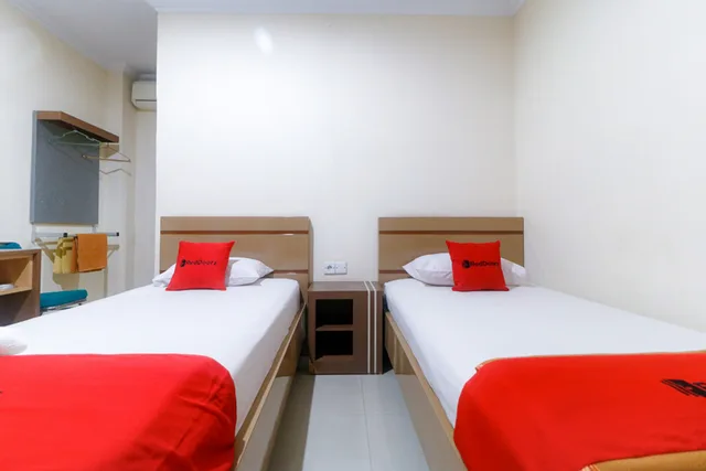 Reddoorz, Twin Beds، RedDoorz Plus near WTC Batanghari Mall 3/3