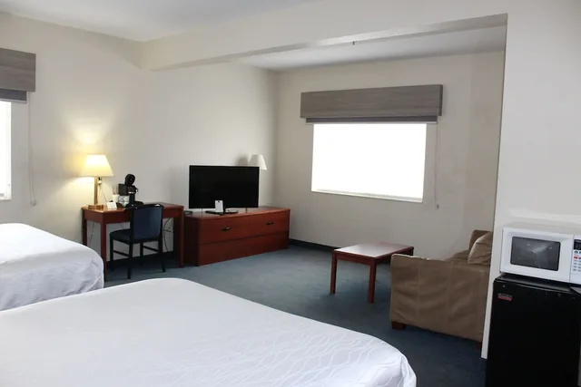 جناح بسريرين كوين، Reston Inn & Suites 4/10