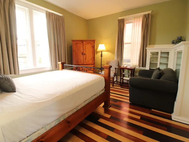 استوديو بشرفة، James Bay Inn Hotel Suites Cottage 2/3