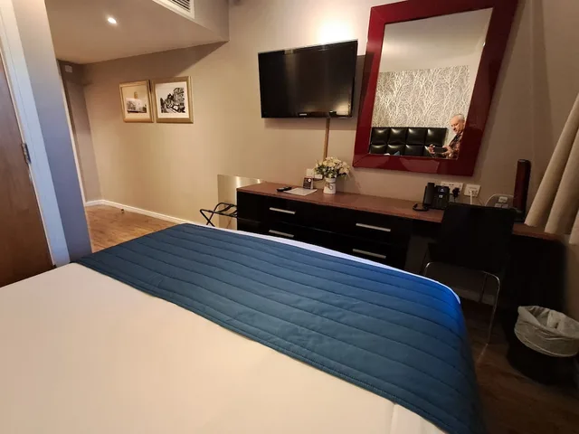 Standard, Double Bed, No Window، The Royal Hotel Cardiff 3/5