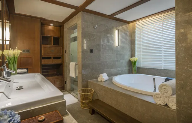 جناح بسرير كينج بغرفة نوم واحدة بمنطقة جلوس، INTERCONTINENTAL LIJIANG ANCIENT TOWN RESORT 6/6