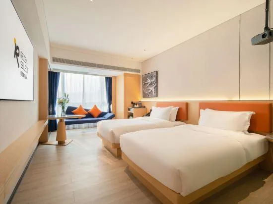 Superior, Twin Beds, REZEN SELECT Hotel Guangzhou Baiyun Airport 1/2