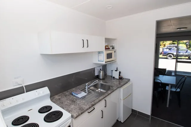 غرفة بسرير كينج وسريرين منفصلين بغرفتي نوم، Middle Park Motel 5/6