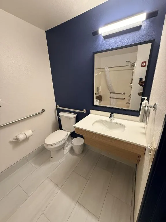 Room, King Bed, Sofa, Accessible, Spark by Hilton Appleton 8/10