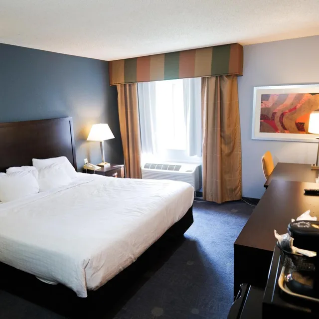 غرفة بسرير كينج لذوي الإعاقة، Baymont by Wyndham Flint Airport North 1/7