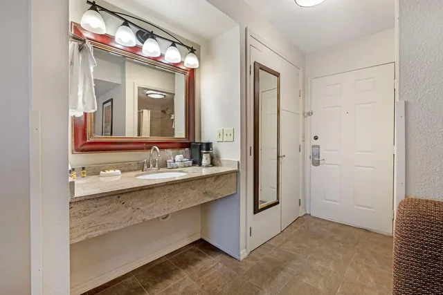 غرفة بسرير كينج يُسمح فيها بالحيوانات الأليفة، Best Western Plus Concord Inn 4/4