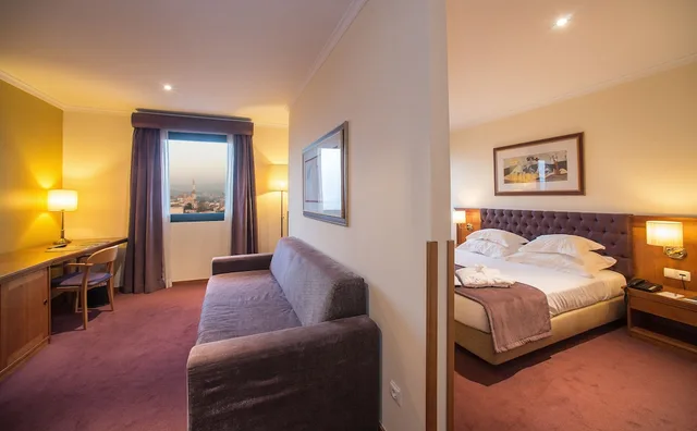 Junior Suite 2 + 2، Vila Gale Porto 1/5