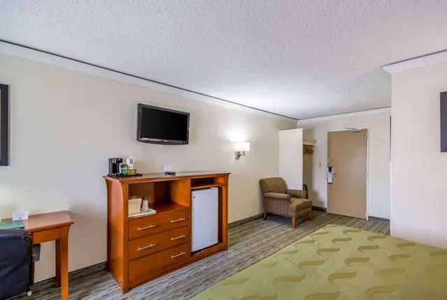 غرفة بسرير كينج، Quality Inn & Suites Kansas City - Independence I-70 East 3/3