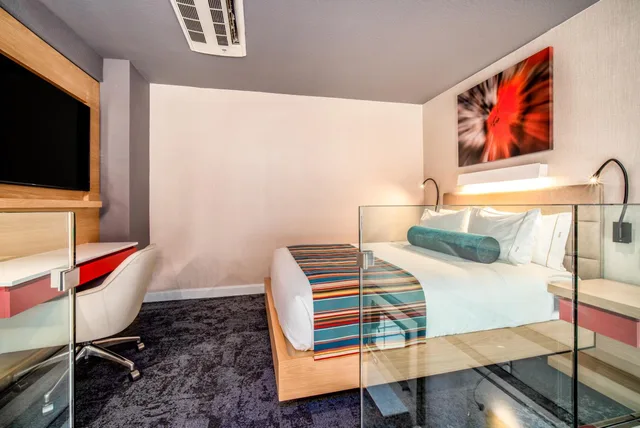 جناح بسرير كوين بإطلالة على المدينة، Century Park Hotel 1/4