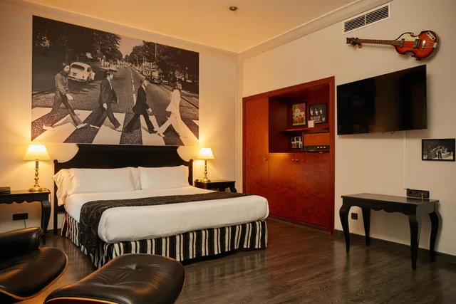 Beatles, Suite, King Bed, Sofa، El Avenida Palace 1/3