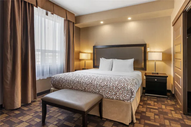 جناح بسرير كينج مع أريكة بمطبخ صغير، Best Western Plus Fox Creek 4/7