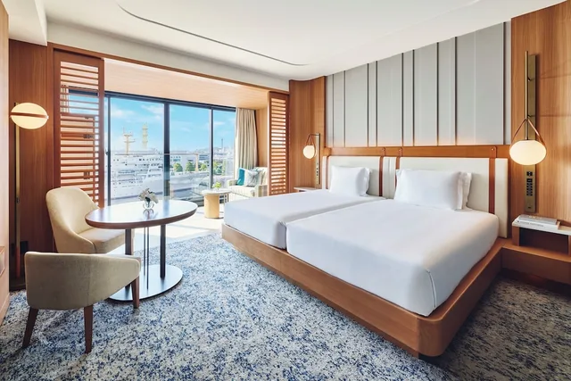 غرفة كلاسيكية بسريرين منفصلين بإطلالة على المرفأ مع دخول صالة النادي، Intercontinental Yokohama Pier 8 1/4