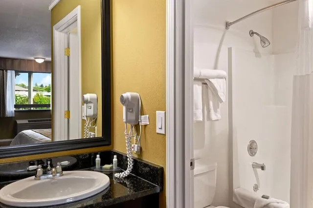 غرفة قياسية بسريرين كوين للمدخنين، Quality Inn & Suites Fife Seattle WA 5/5