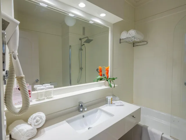 غرفة ديلوكس بسرير كينج، On Hotels Oceanfront Adults Designed 5/6