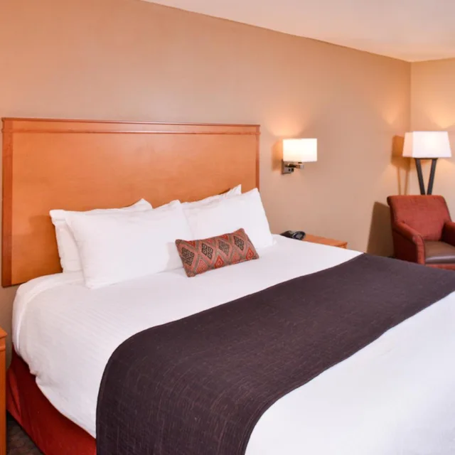 غرفة بسرير كينج بحوض استحمام لذوي الإعاقة، Best Western Plus Olympic Inn 6/9