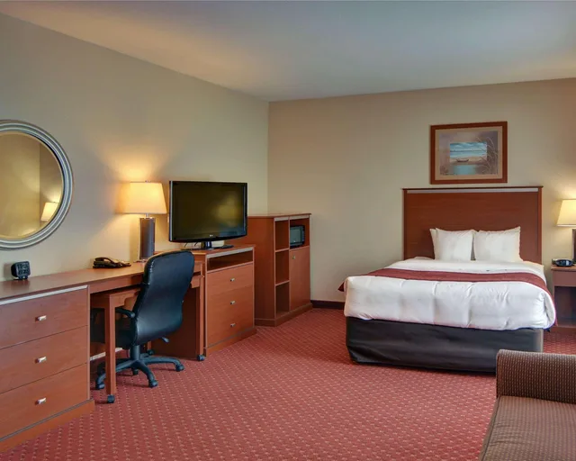 جناح لذوي الإعاقة، Quality Suites Near Cedar Creek Lake Mabank, TX 1/2