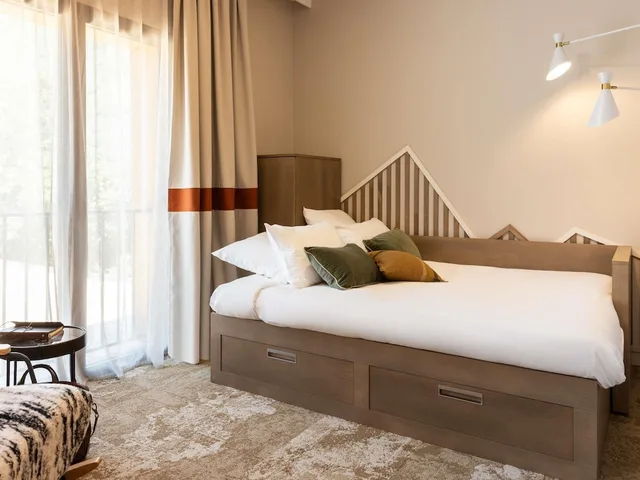 غرفة سوبيريور عائلية بسرير مزدوج مع أريكة في طابق مرتفع، Mercure Ax Les Thermes 1/8