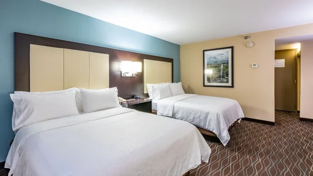 غرفة قياسية بسريرين كوين بإطلالة على المسبح، Holiday Inn Express Boise University Area 2/2