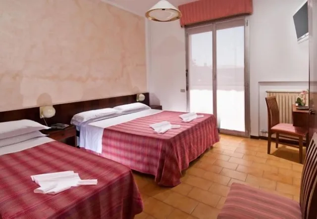 Smart, Triple, 1 Double and 1 Single Bed، Hotel Le Querce 2/8