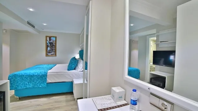 Economy, Queen Bed, Glamour Hotel 4/4