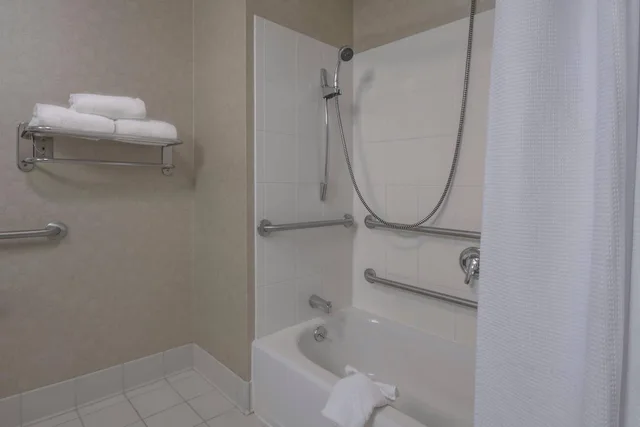 جناح بسرير كوين مع أريكة، SpringHill Suites by Marriott Boston Devens Common Center 4/5